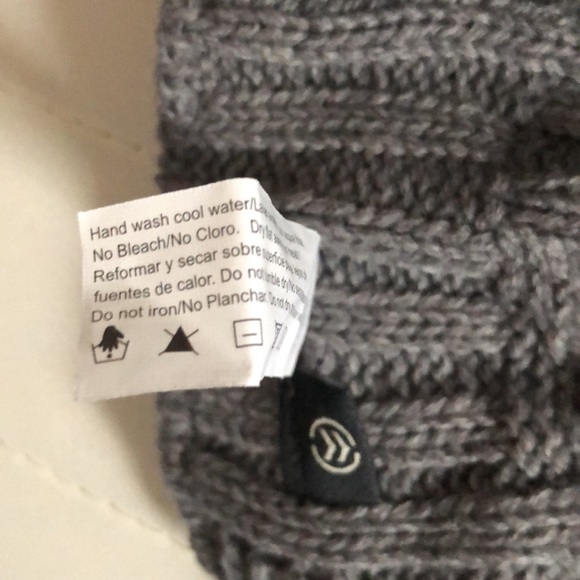 NWT Gray knit scarf - Picture 6 of 6